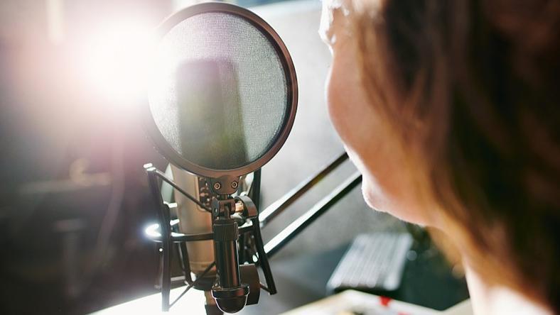 斗鱼封杀“萝莉变大妈”主播,美颜十级构成诈骗吗?